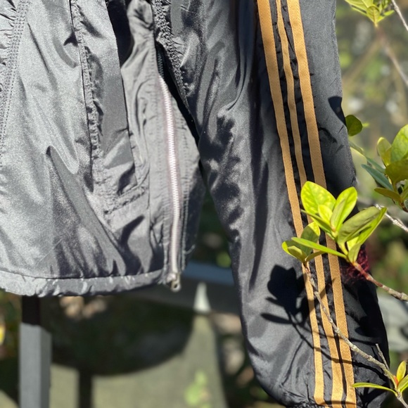 ADIDAS IVY PARK 3S UNISEX WINDBREAKER GR1535 BLACK/GOLD - Picture 4 of 11